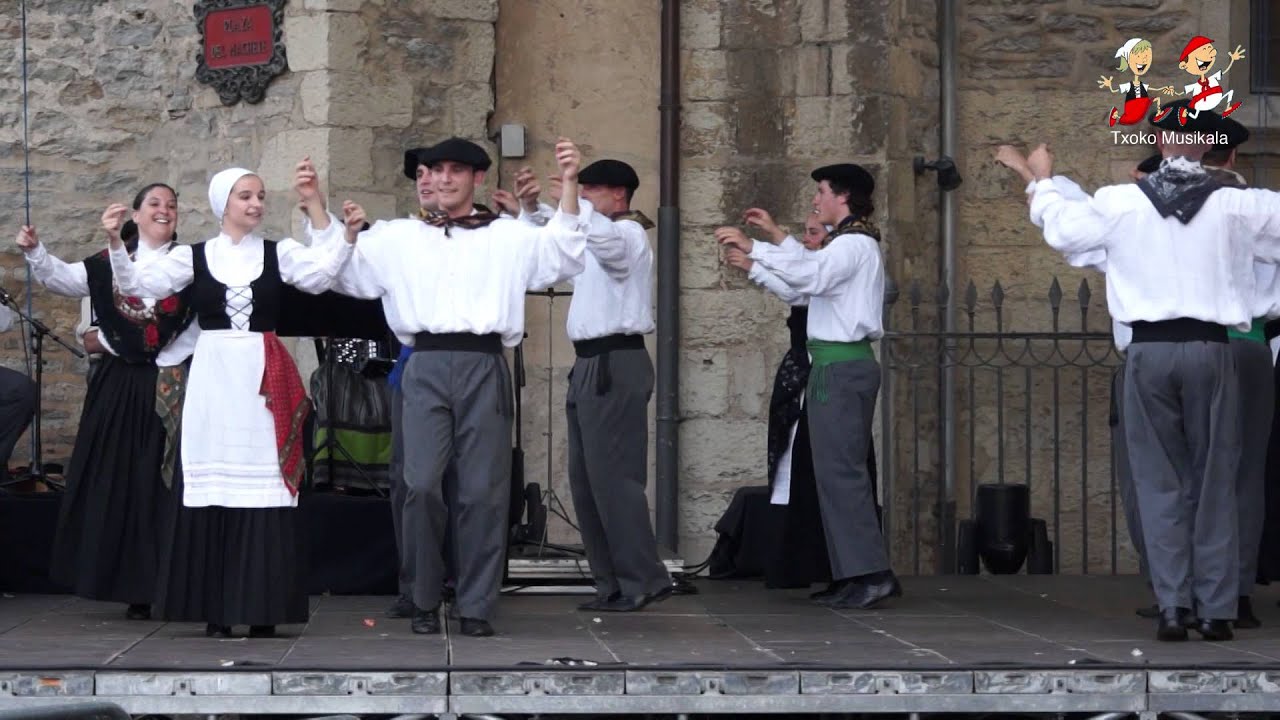 201408060115 Ortzadar Euskal Folklore Elkartea 2014ko Andre Maria Zuriaren jaietan Gasteizen