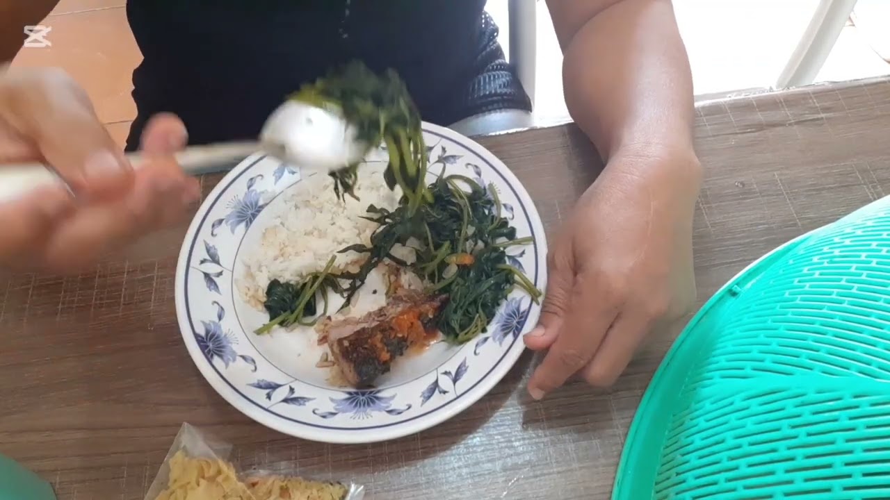 Makan goreng ikan tongkol & sambal tomat& tumis daun ubi jalar