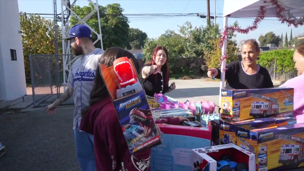 Johnny & Jacqie Rivera regalando juguetes - PARTE 1 - Feliz Navidad - Long Beach, CA.