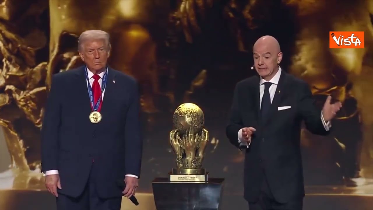 Trump riceve il premio FIFA per la pace da Infantino 