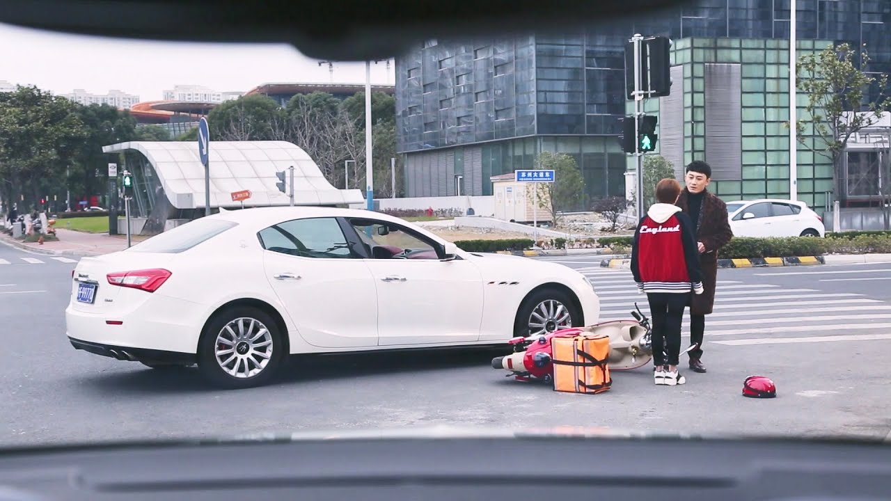 渣男前夫開車撞倒女主，還想用錢羞辱她，哪料總裁突然出現幫她解圍💖 Chinese Television Dramas