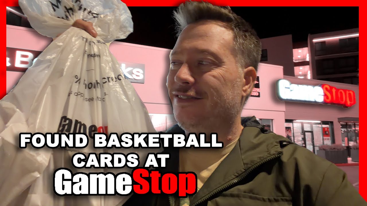 Я рву на себе баскетбольные карточки, которые нашел в GameStop.