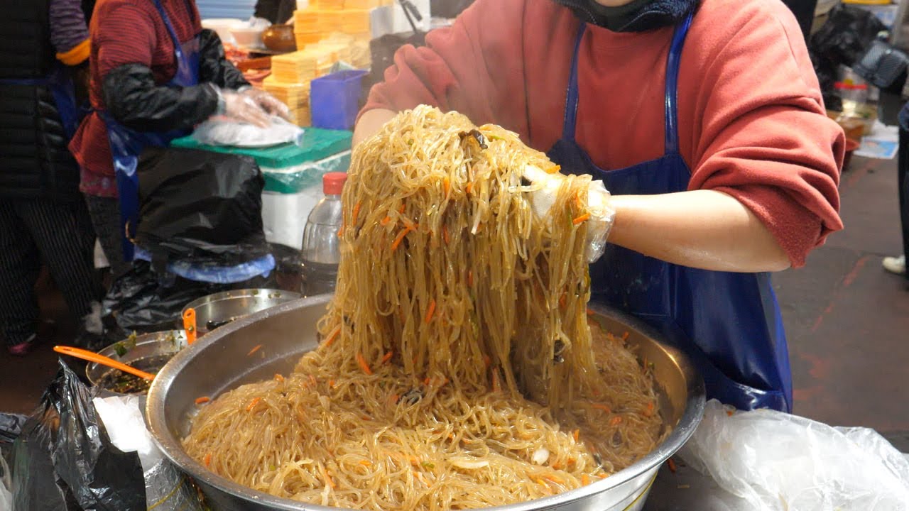 Популярная уличная еда на корейском туристическом рынке! сырный кимбап с japchae (корейская лапша)