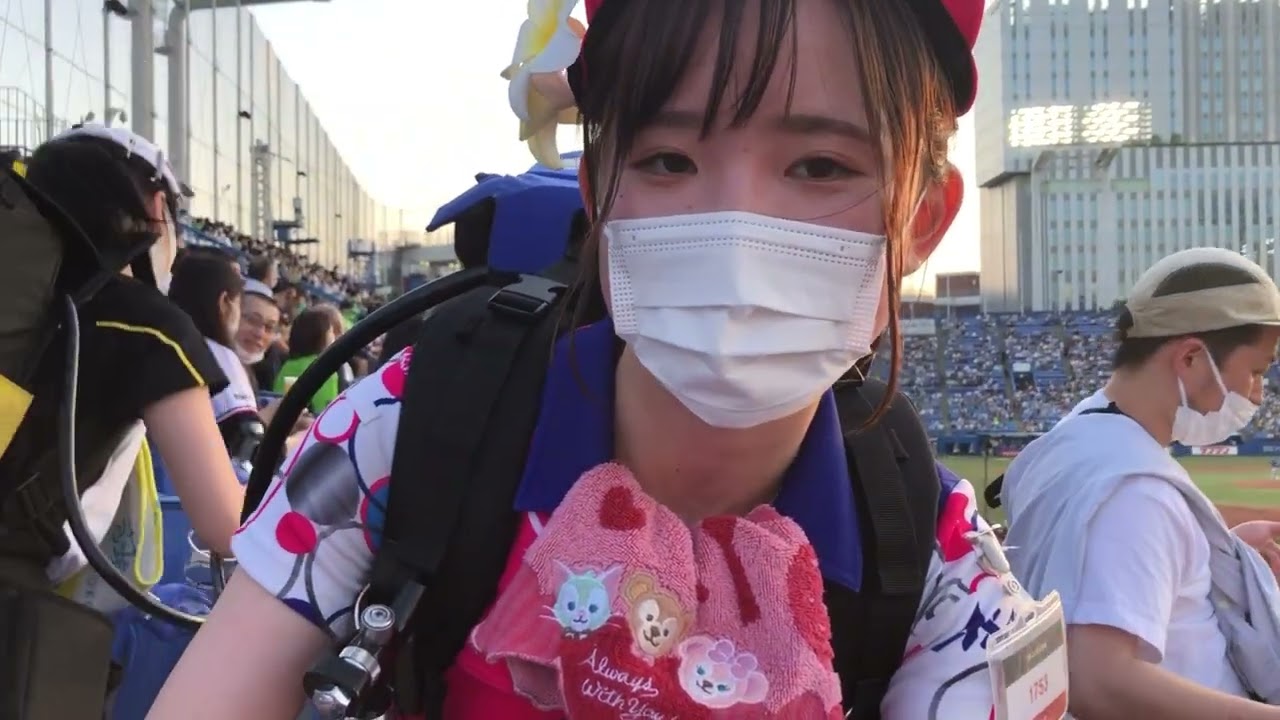 New【完全字幕版】Cute girls selling beer at a baseball stadium in Tokyo.