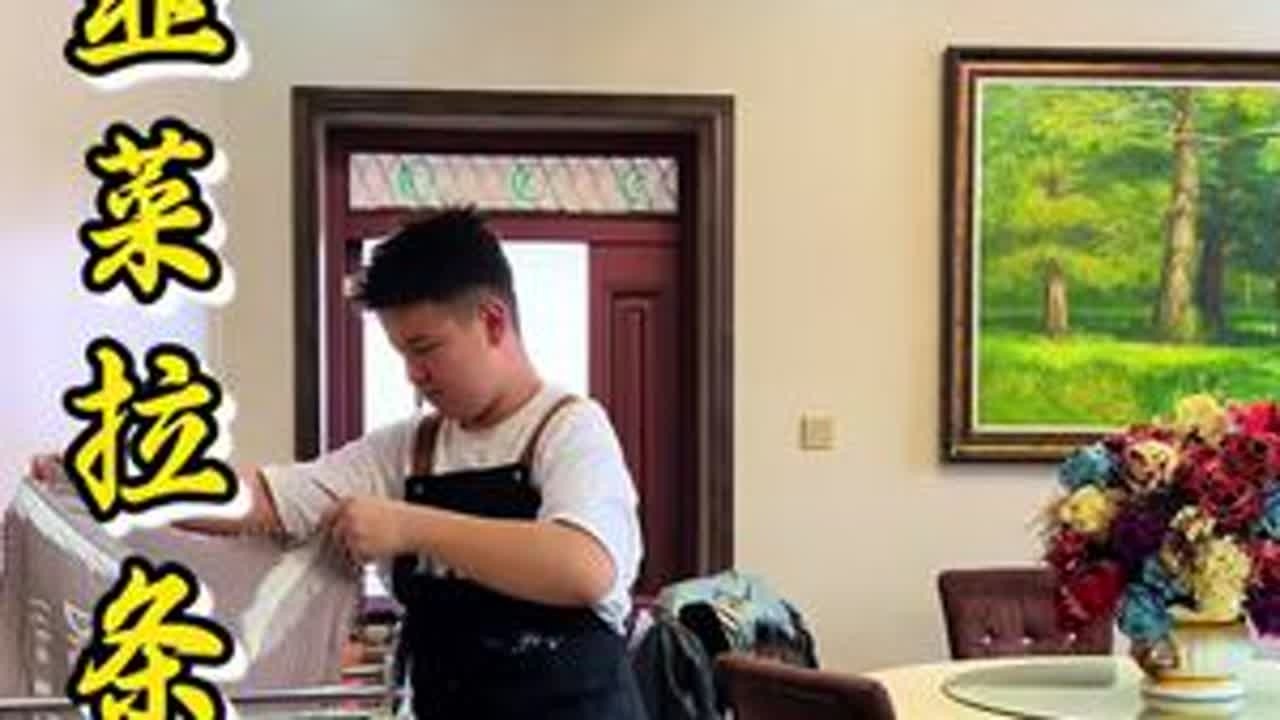 挑战4分钟翻新2个月没打扫的房子 甜盘子两个月已经收官了，终于有时间收拾这个“仓库”一样的家了！全家齐上阵，从卧室到厨房，一点死角不留。最难的就是拆洗窗帘，老公一边絮絮叨叨嫌我事多，一边踩着凳子...