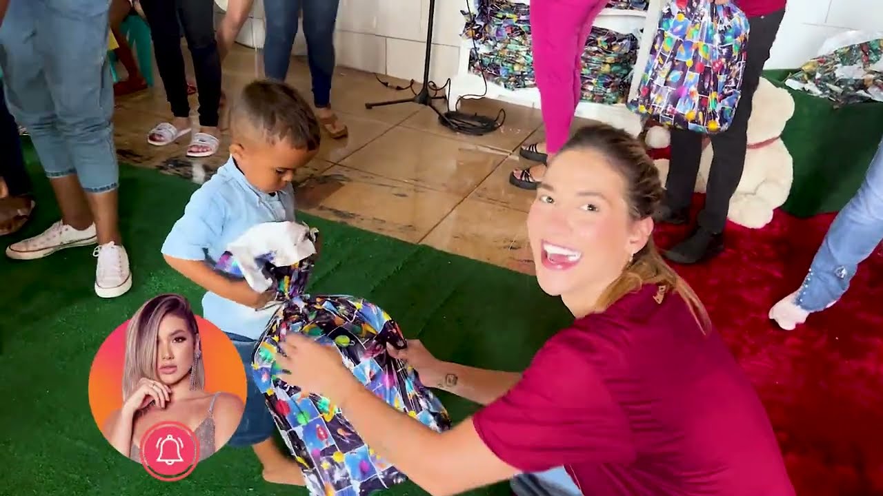 FIZ SURPRESA E DEI VÁRIOS PRESENTES PARA AS CRIANÇAS DE UMA ESCOLA!!