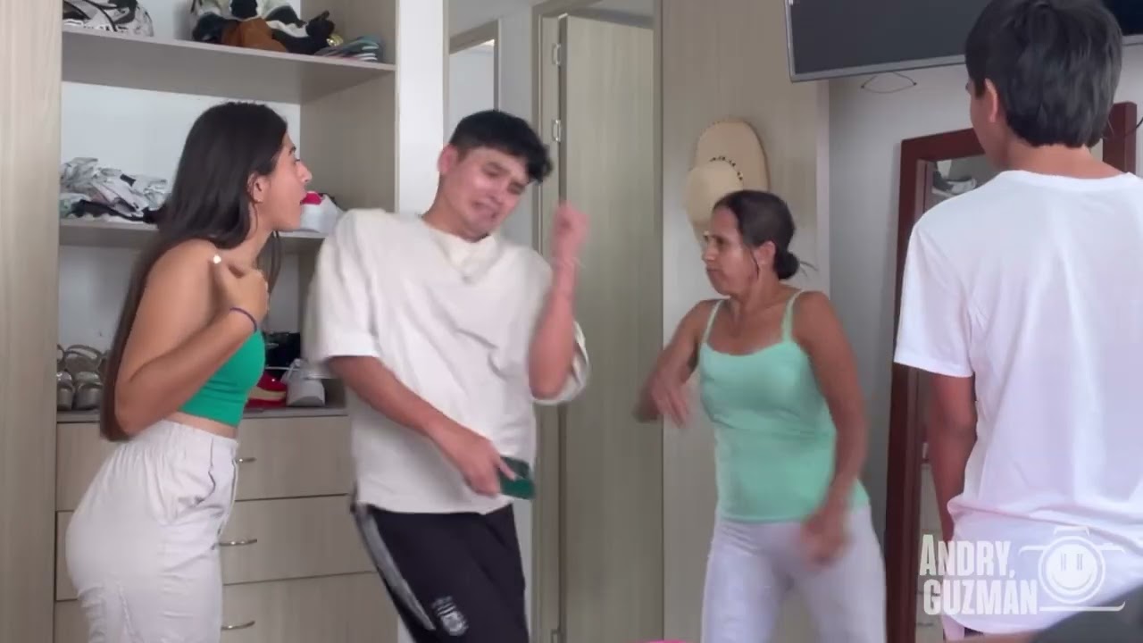 LA MAMÁ DE JONFER NOS ENCONTRÓ EN SU CUARTO @jonferyvalentinaceron 😳😳