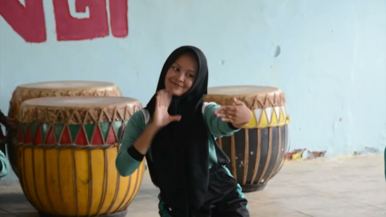 LENSA DI RAFFLESIA - PENGGIAT SENI TARI TRADISIONAL DI SMA NEGERI 1 BENGKULU UTARA