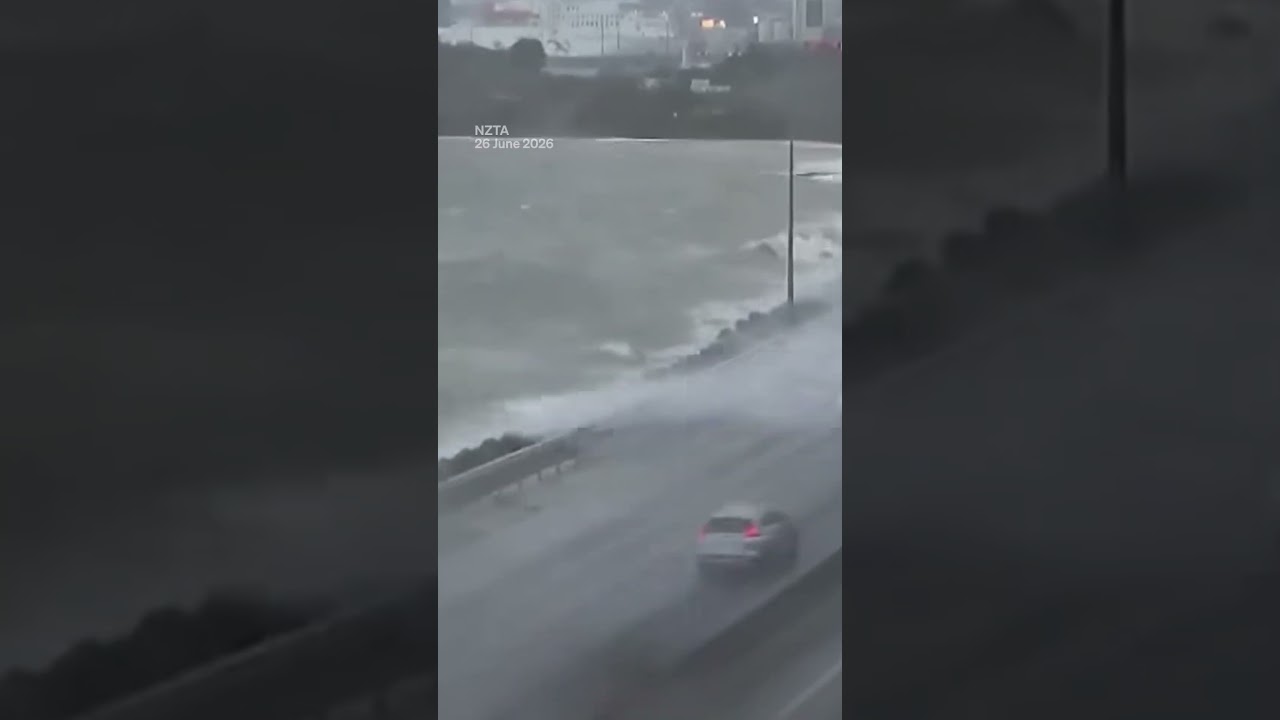 Dramatic footage: Heavy swells hit motorway lanes in Wellington | RNZ