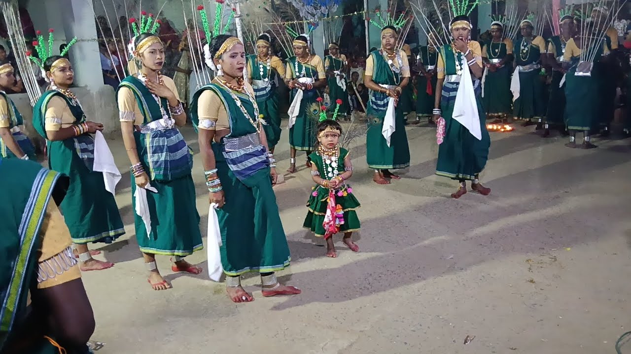 जय मां शारदा सुवा नृत्य पार्टी औराईमुड़ा। धमाकेदार प्रस्तुति देख दर्शक झूम उठे। नन्ही बच्ची का डांस।