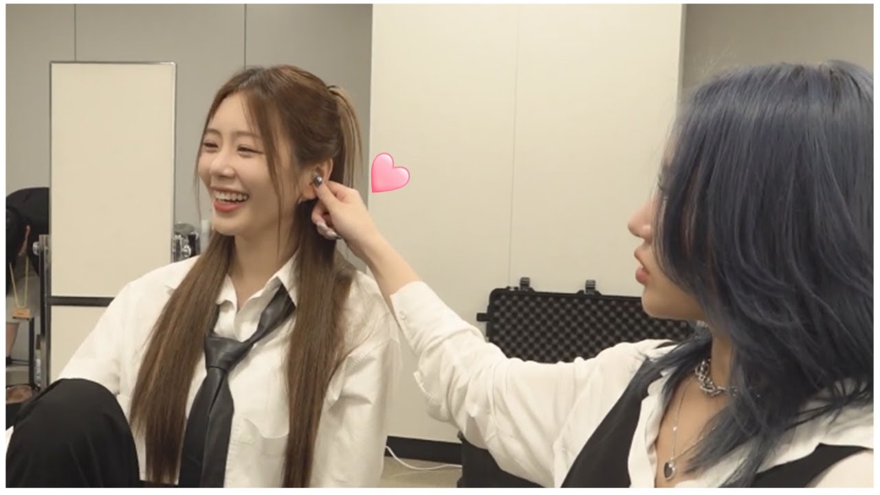 when siyeon goes pinch pinch 🥺💙 시연의 귀여운 버릇