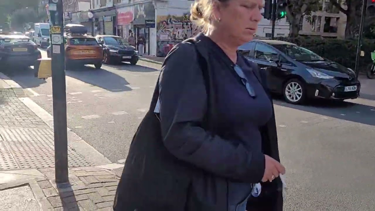 Cycleway 13 crossing over Hackney Road