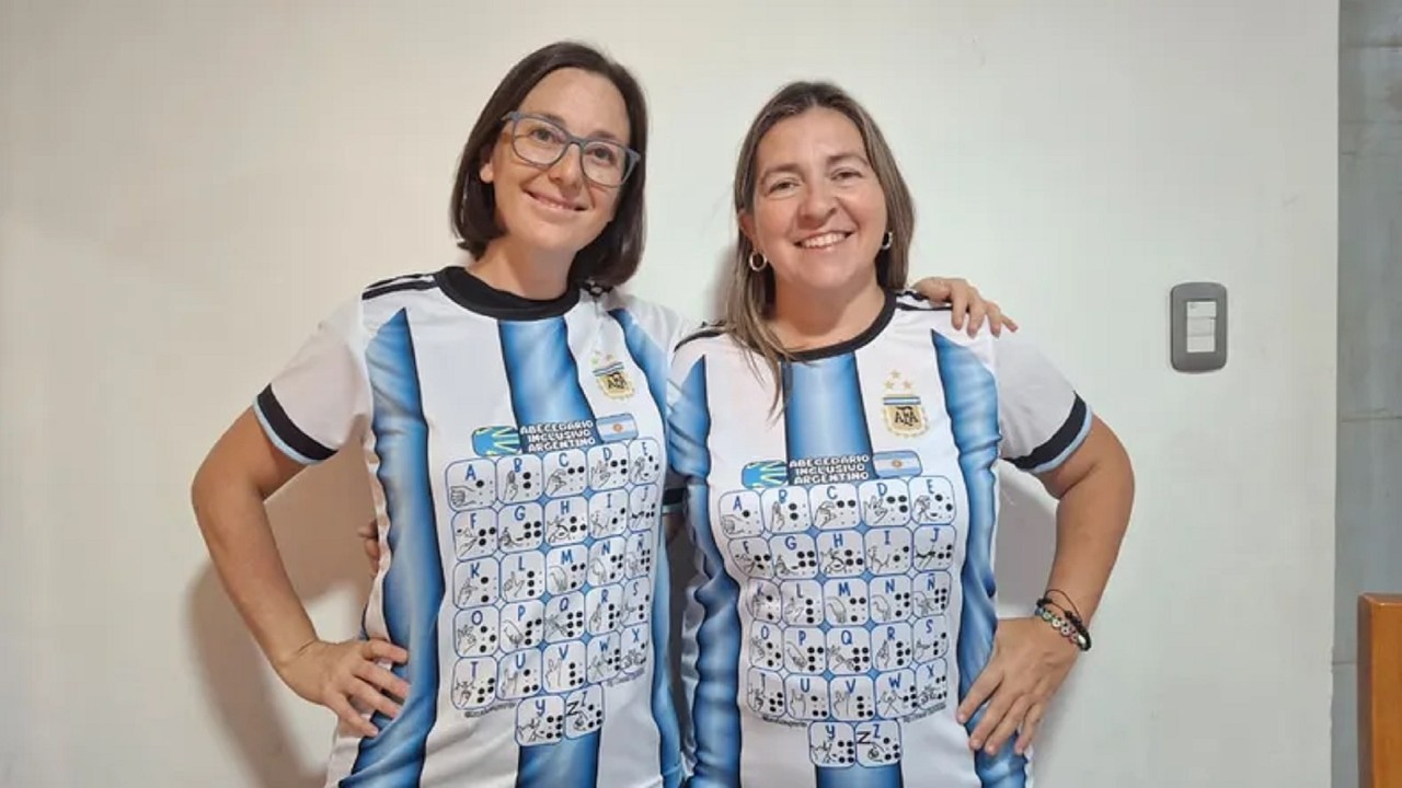 Inclusión y Mundial: crearon una camiseta de la Selección Argentina que incluye un abecedario
