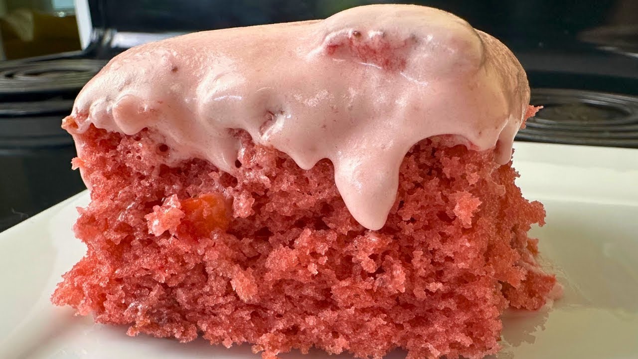 DELICIOUS MOIST Homemade Strawberry Cake 🍓 w/ REAL Strawberries! Perfect for a Cookout ❤️