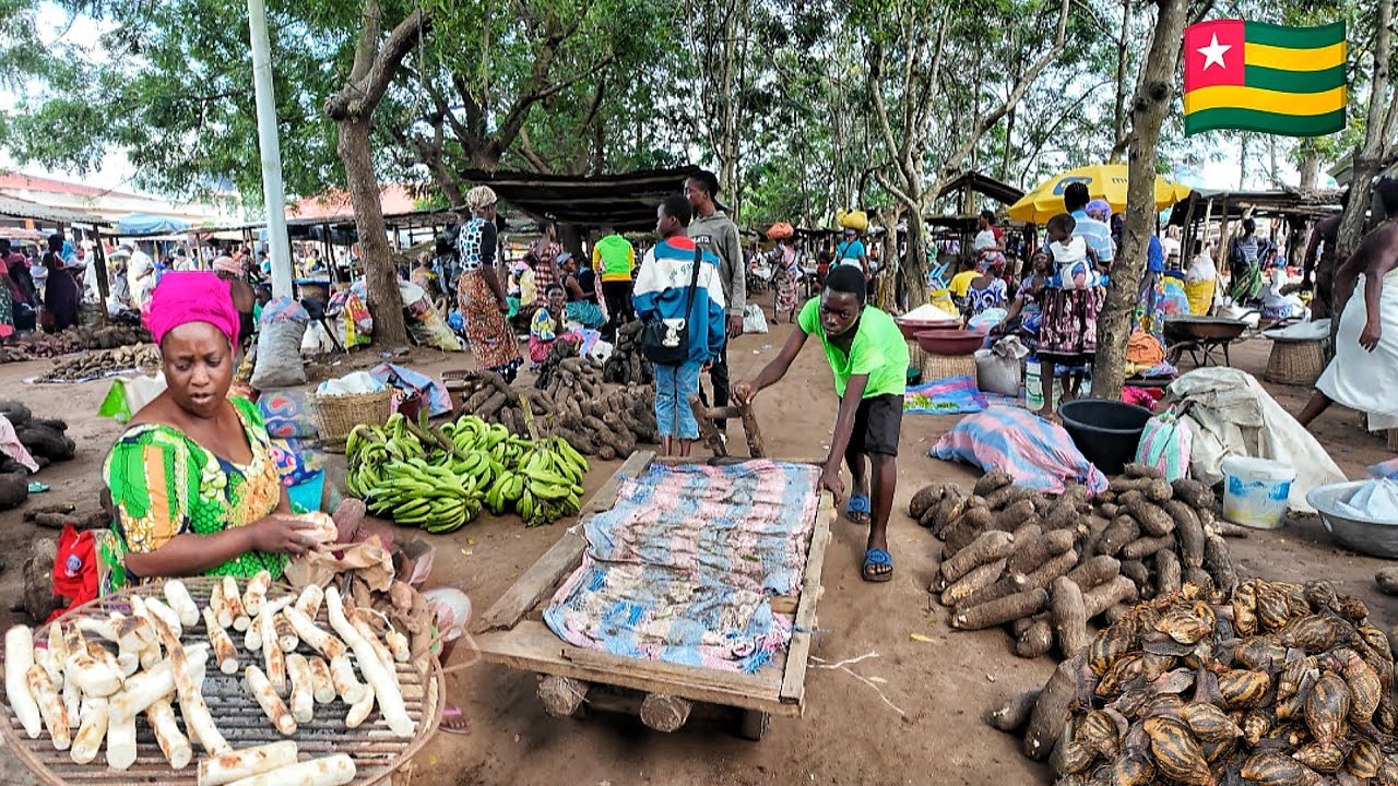 Оживлённый рыночный день в сельской местности Того 🇹🇬, Западная Африка 🌍. Стоимость жизни в африк...