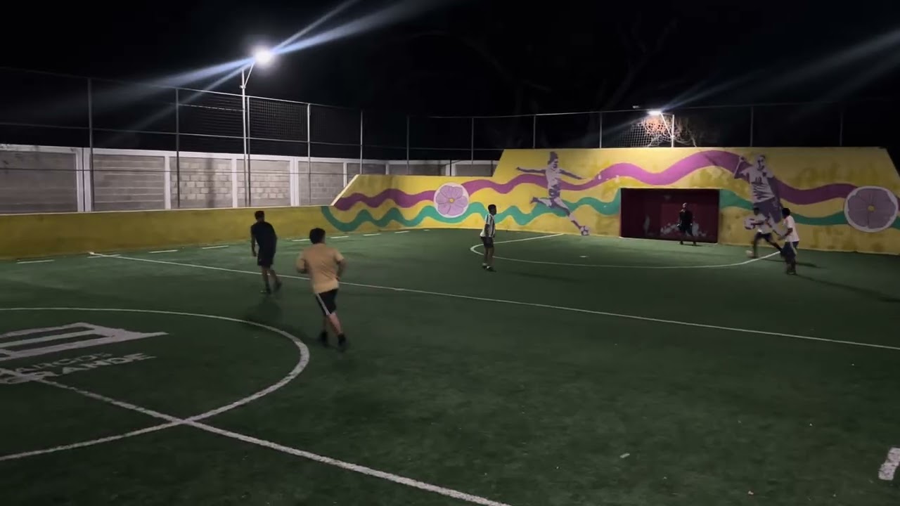 Ya no juego ahora me llaman para dirigir los partidos con la banda en la sintética san Marcos 