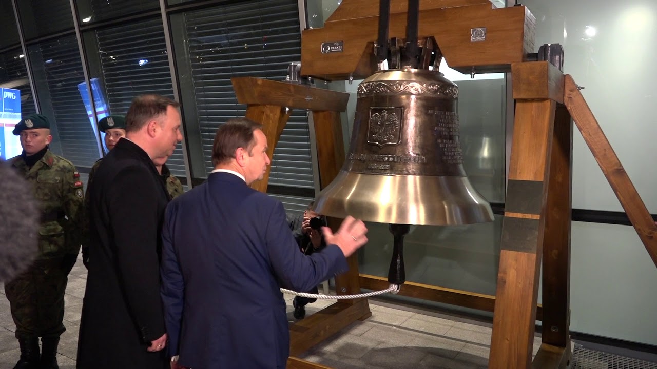 Tak prezydent Andrzej Duda uderza w Dzwon Niepodległości