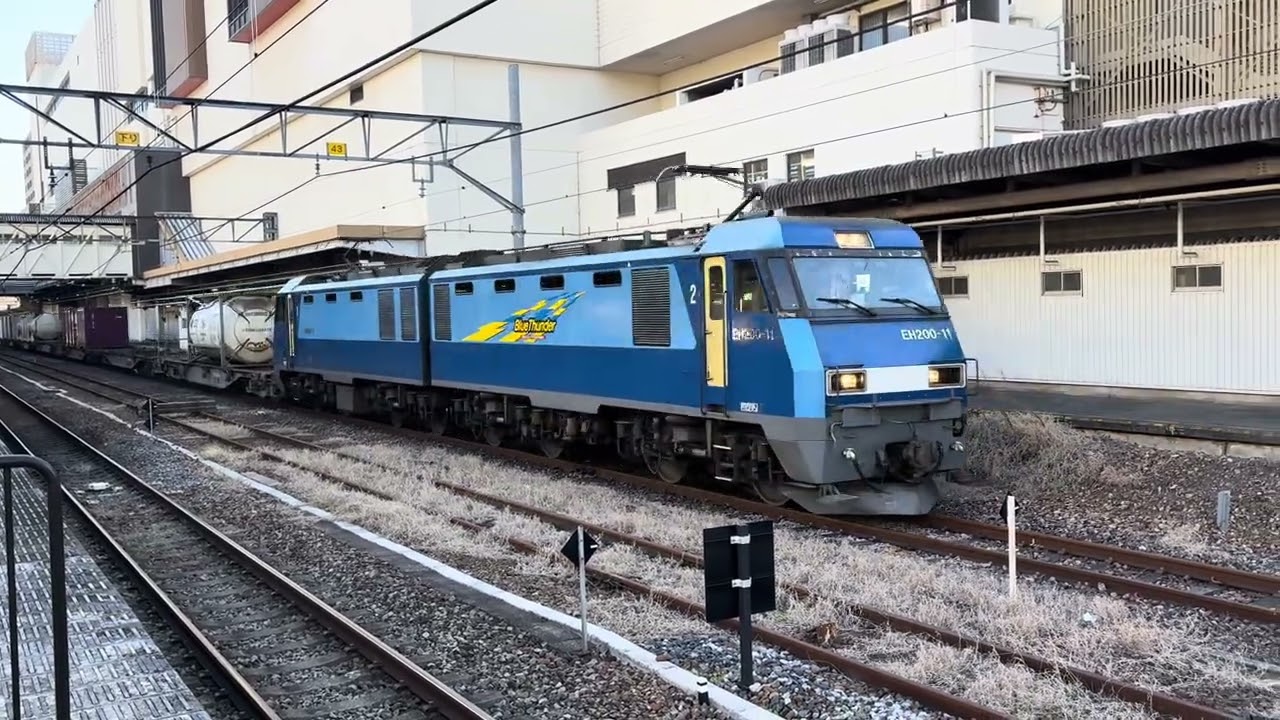 レ2071  高崎操車場からEH 200-11号機に連結されました。