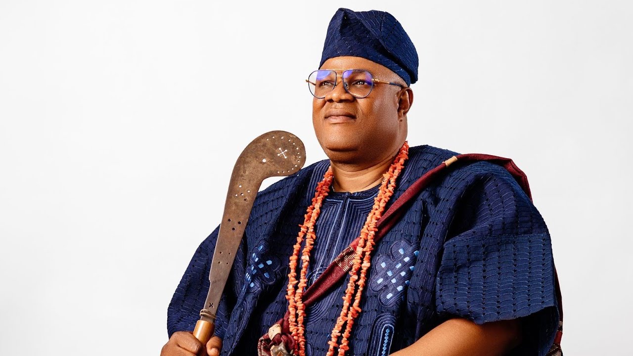 🌟🎊 CARNIVAL OF ROYALTY — HIGH CHIEF SEMIU SHOKUNBI’S IWUYE CEREMONY LIGHTS UP IKORODU! 👑🥁💎💃🏽🌍