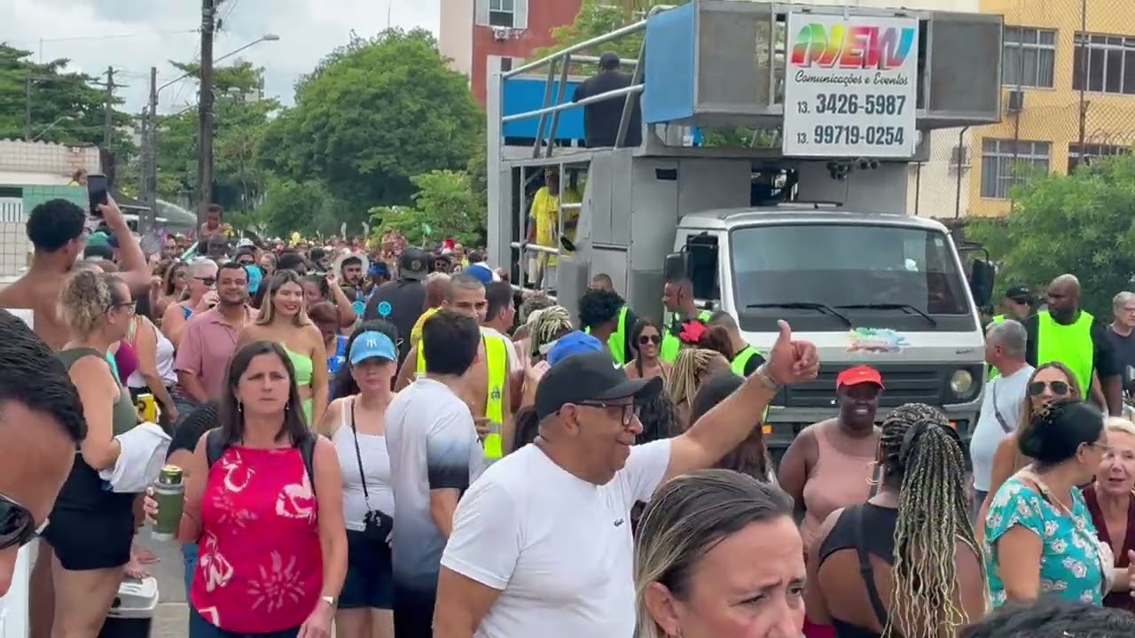 Banda caia na real Carnaval em Santos ￼