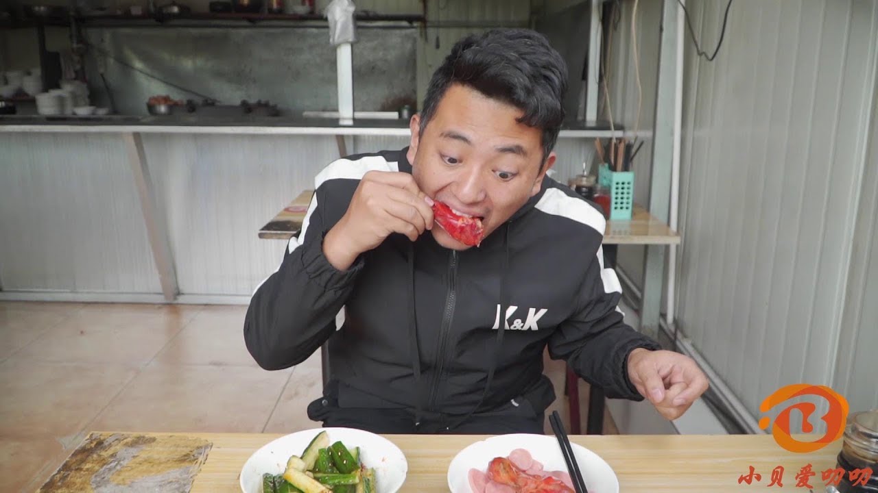 小伙飯店吃飯，讓服務員品嚐鹹淡，誰料全給吃完了【小貝愛叨叨】