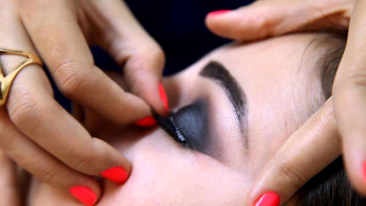SMOKEY EYES E BOCA VERMELHA POR MICHELE GÓES