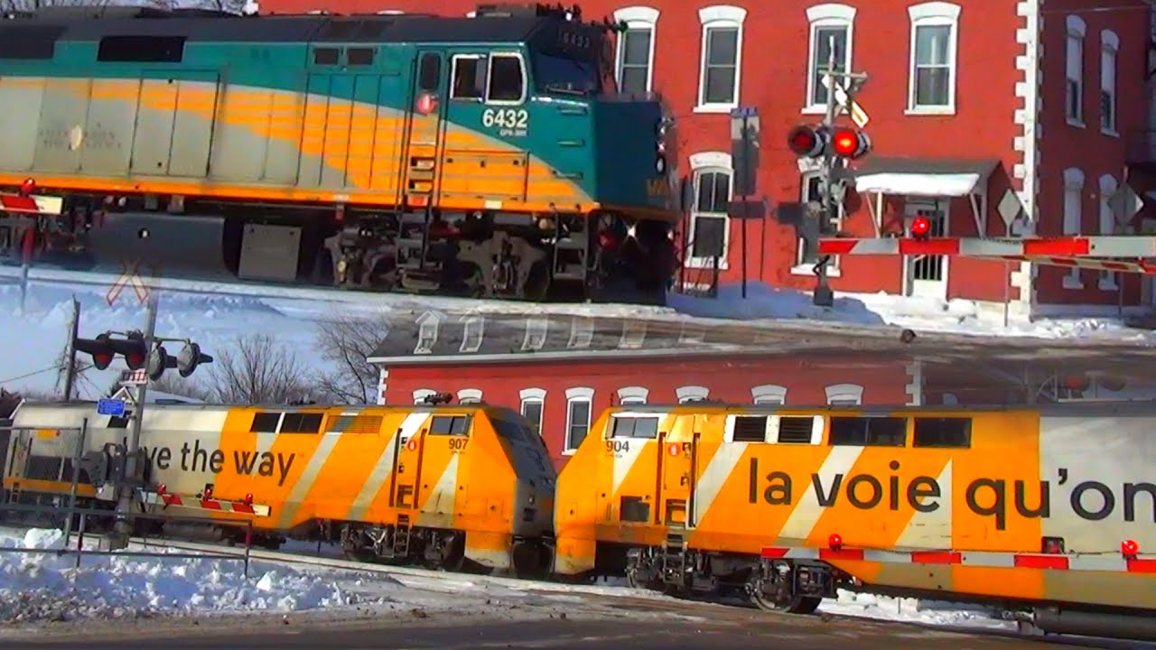 [Via Rail J Train!] Via Rail 6432 passing the Perth St. crossing in Brockville