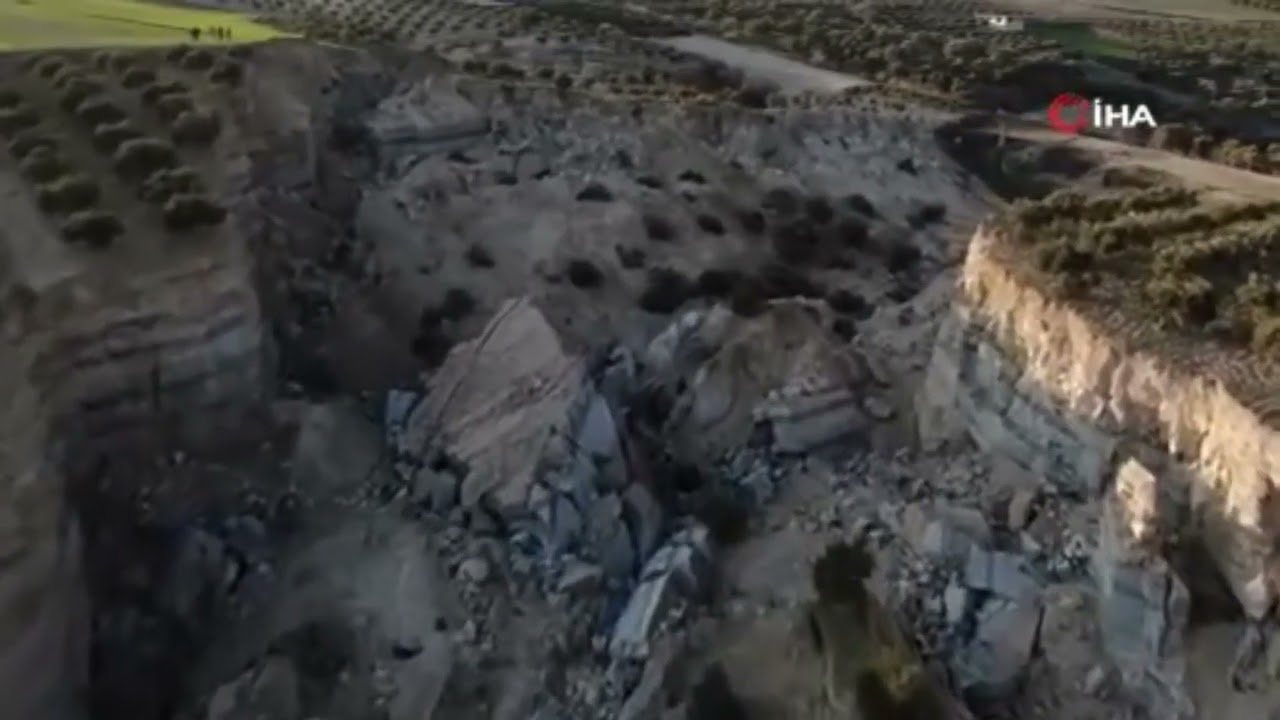 Турция после землетрясения. (Смещение составляет около 3-4 метров.)