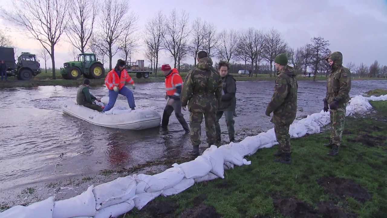 Militairen strijden tegen wateroverlast Groningen