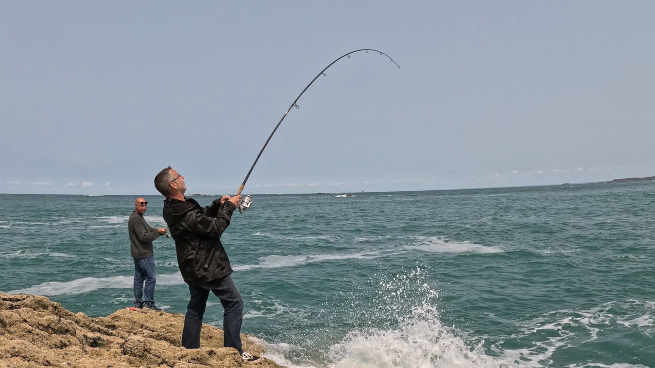 Pêche au leurre et à l'appât naturel depuis une pointe rocheuse