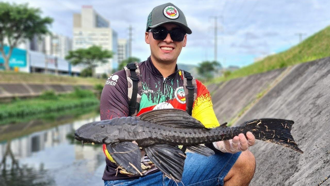 Pescaria no esgoto mais poluído de Porto Alegre
