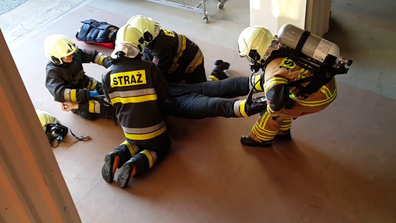 Resuscytacja strażaka w nomeksie i aparacie powietrznym