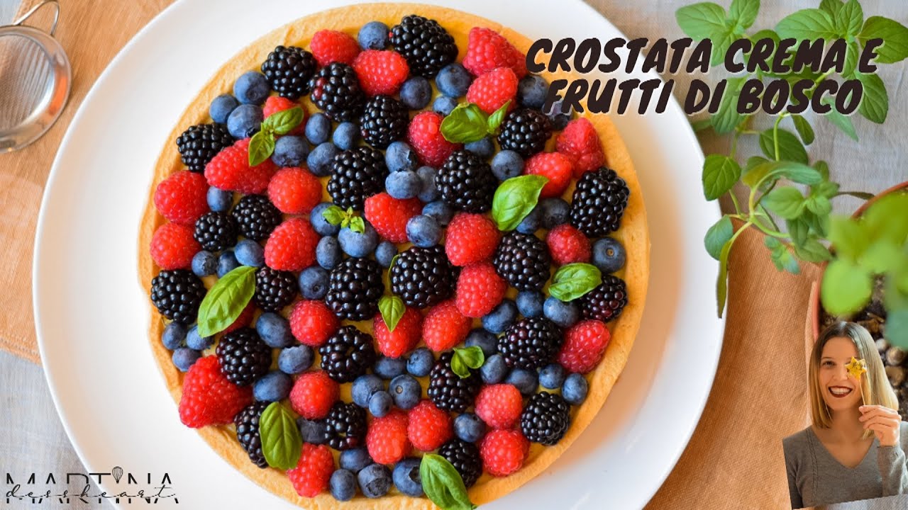Crostata crema e frutti di bosco con cerchio microforato