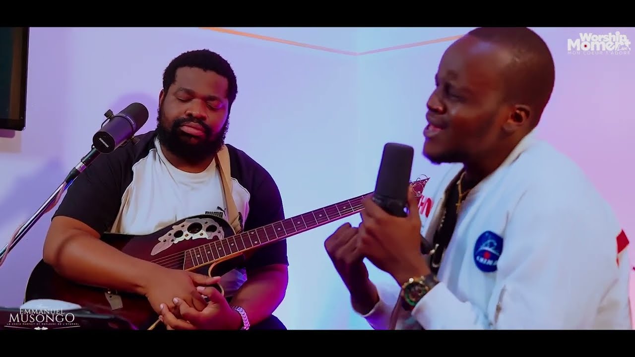 Fr Emmanuel Musongo avec son élève exaucé dans un moment d'adoration live worship yo liziba 