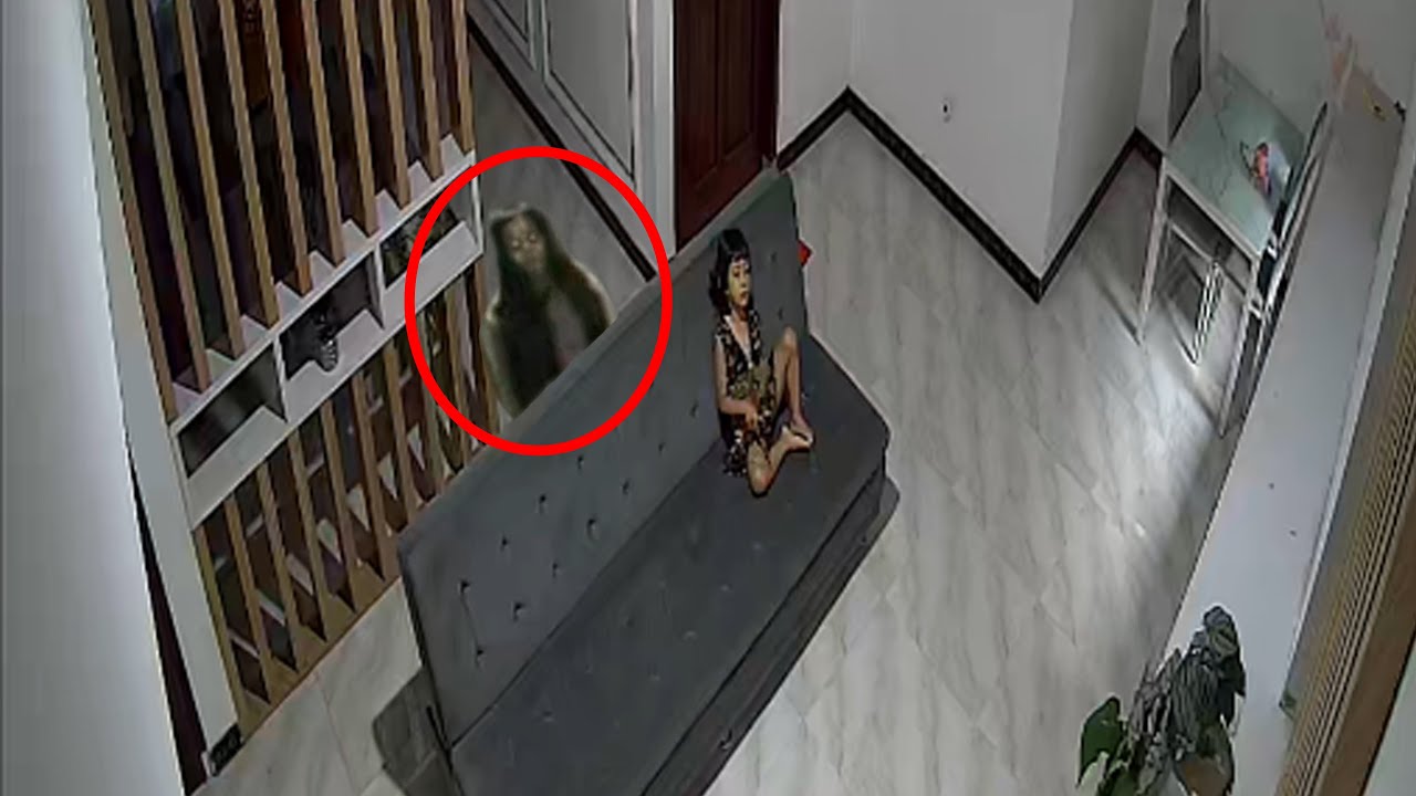 DIBIARIN SENDIRIAN SAMA ORANG TUANYA ANAK INI DIGANGGU HANTU WAKTU NONTON DI RUANG TAMU