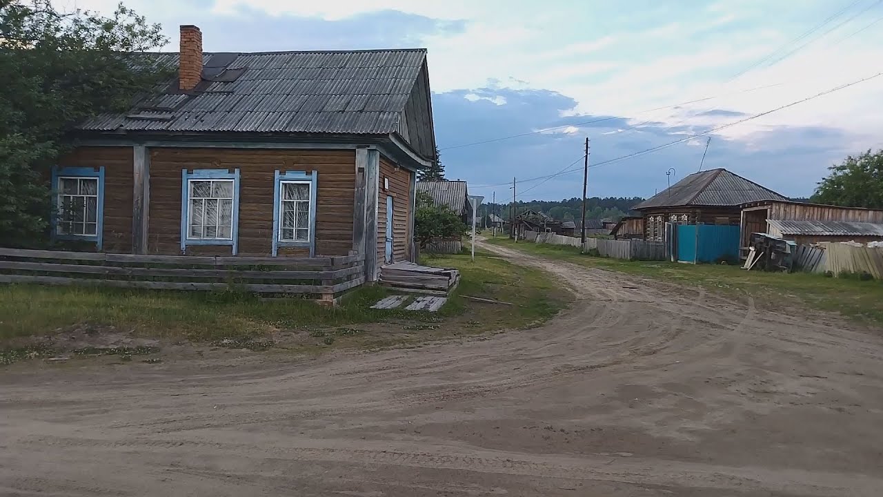 с. Екатериновка  Тевризский р-н. Дорога, улицы, дома. Июнь 2021 г.