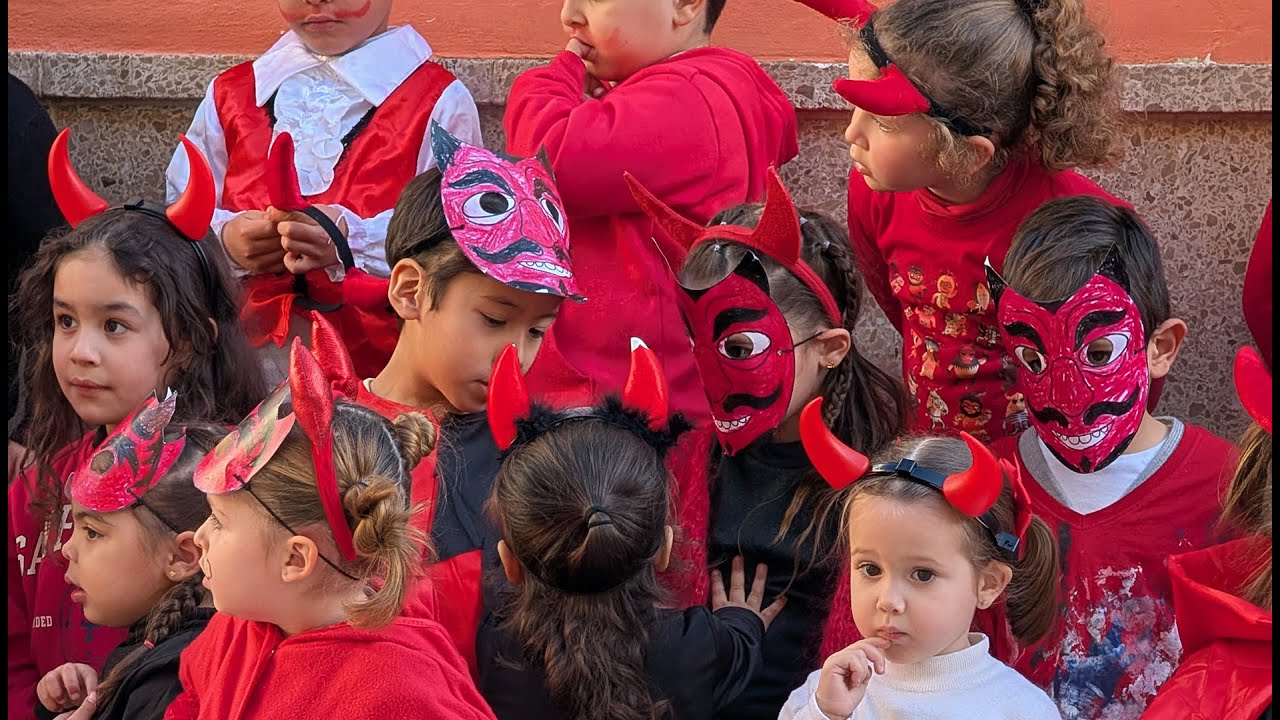 Sant Antoni encén la festa: gloses, dimonis i tradició