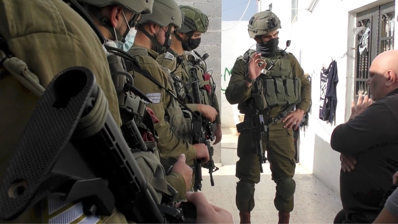 שגרת כיבוש: חיילים מטרידים את משפחת דענא בביתה, ומציגים גולה שלטענתם ילד השליך לעבר התנחלות סמוכה