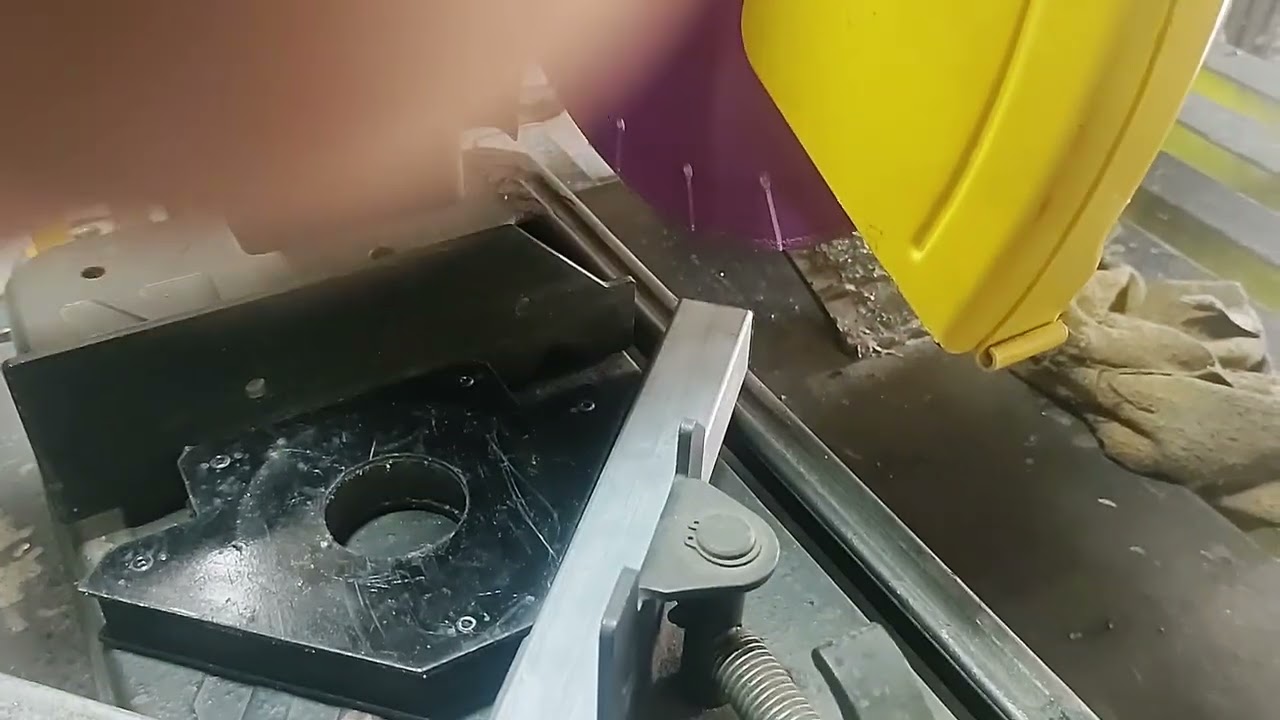 Corte a 45 graus com disco diamantado Makita para metais.