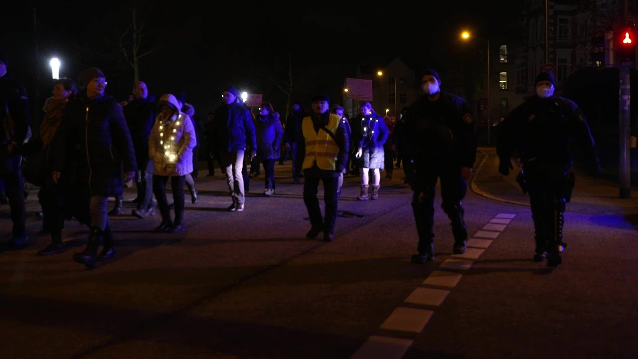 2000 Menschen demonstrieren gegen die Impfpflicht in Schwerin