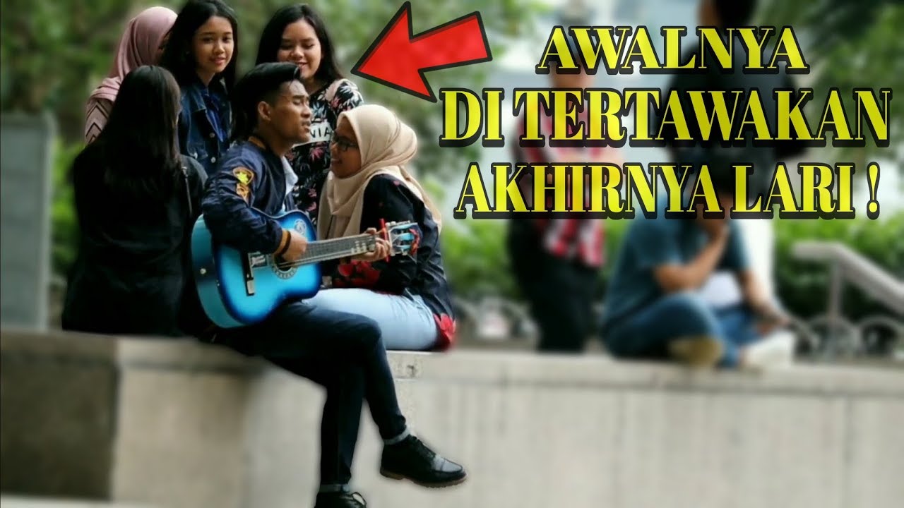 PRANK NYANYI SUARA FALS PAKE GITAR ! Awalnya di tertawakan! Akhirnya.......
