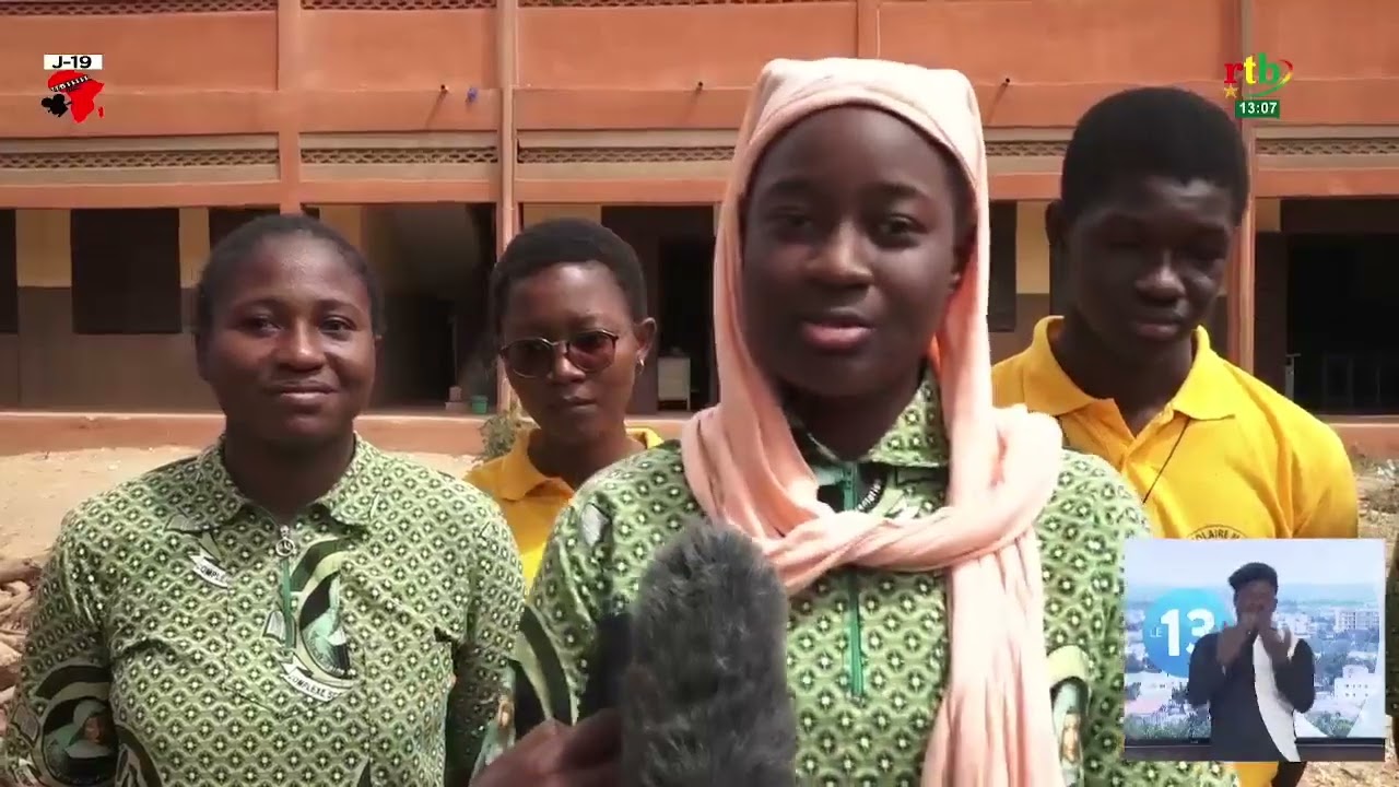 La grande chancellerie des ordres Burkinabè communique avec les élèves du lycée Marie Poussepin