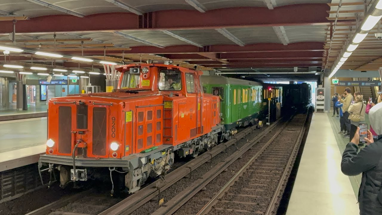 Veterantunnelbanetåg anländer till Liljeholmen. 