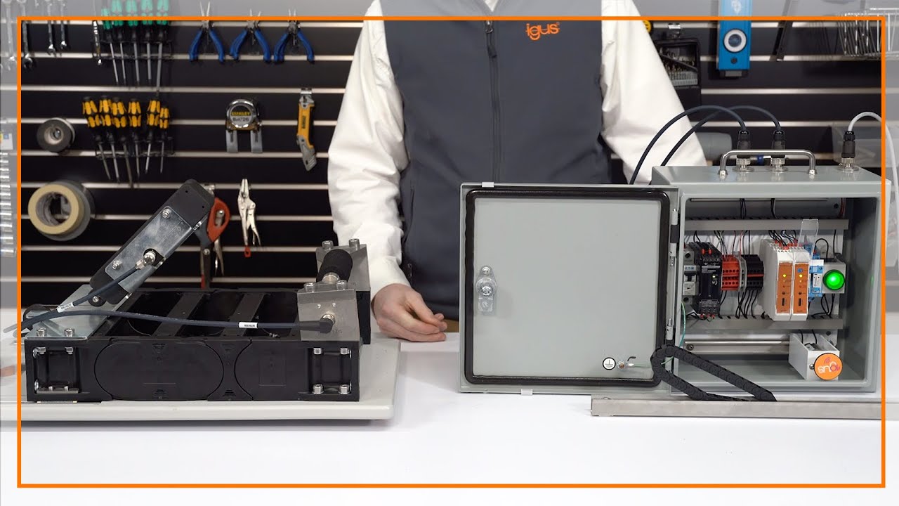 Demonstration of igus smart plastics EC.B and EC.P system