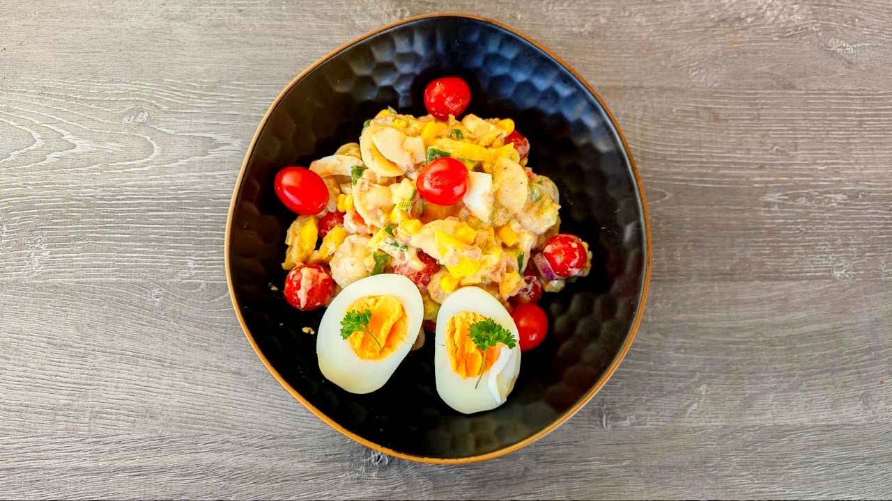 Studený těstovinový salát s tuňákem a sýrem, který zmizí ze stolu dřív, než ho vyfotíte| @zadnyspeky