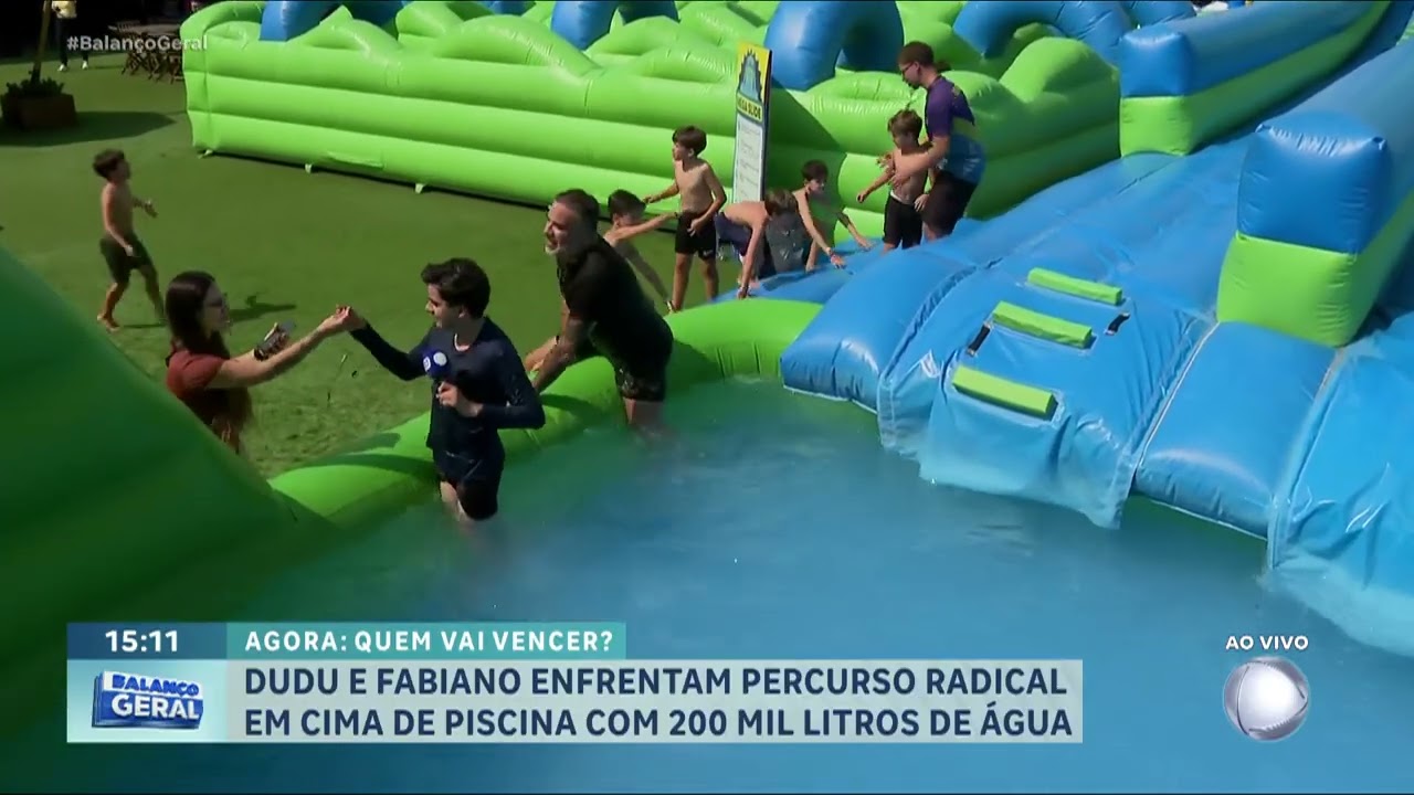 Dudu Camargo e pai de Viih Tube encaram um dos maiores brinquedos infláveis da América Latina