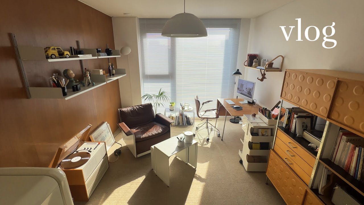 Экскурсия по помещению во время уборки, интерьер маленькой комнаты