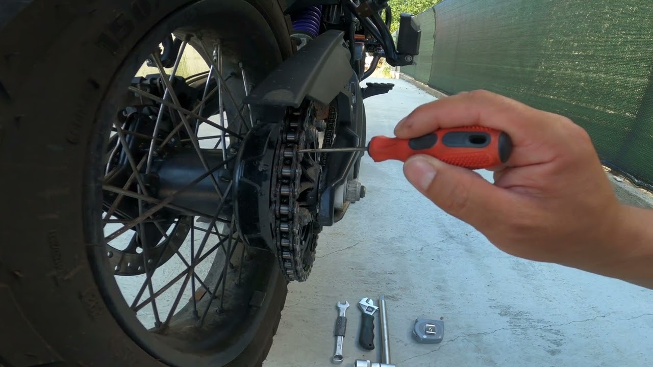 Verificare lant transmisie motocicleta. Cum verific eu daca lantul mai este in parametri