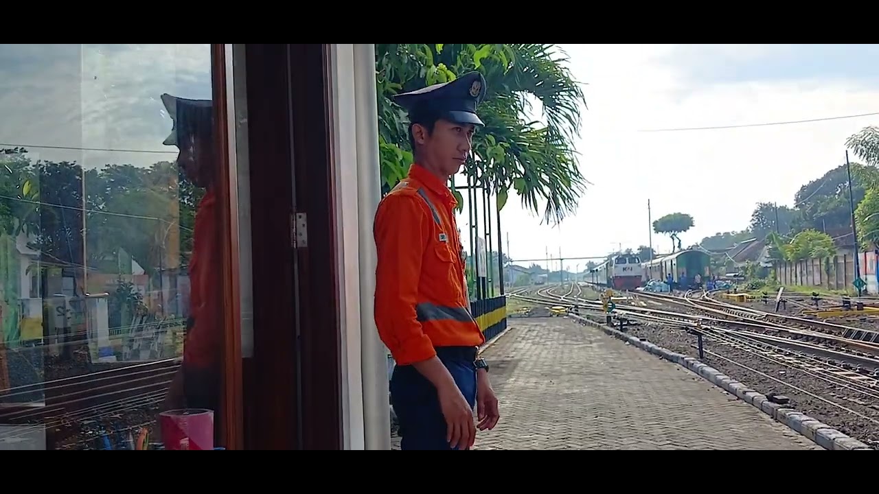 Segala kelengkapan sarana prasarana dan petugas dalam persiapan keberangkatan kereta api