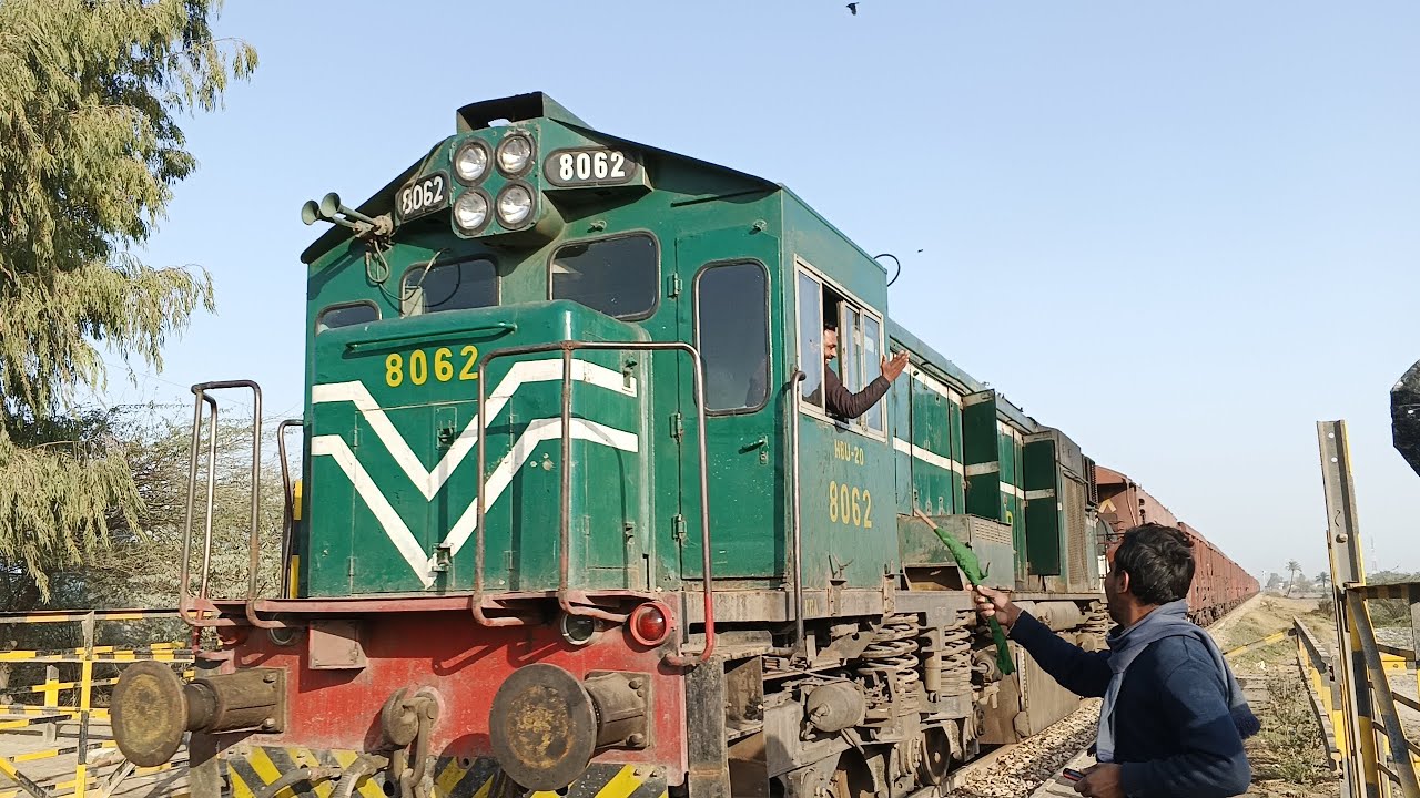 Coal Train With PHA 20 8313 And Banker Locomotive HBU 20 8062||Very Slow Speed 